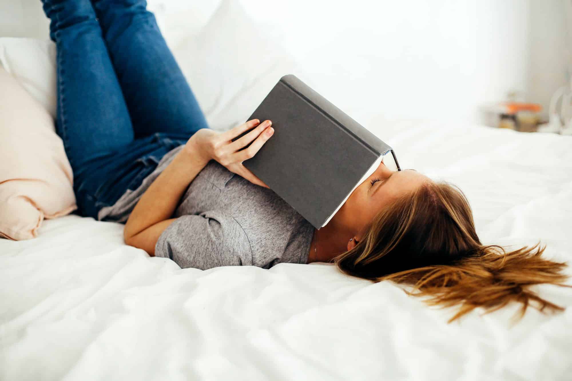 woman-reading-book-in-bed